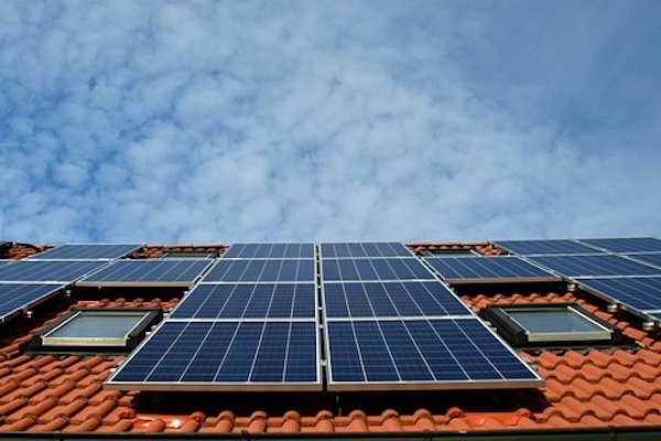 屋根に太陽光パネルを設置する際の注意点と影響について